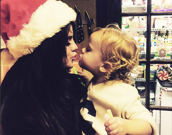 Selena sẽ trở thành mẹ đơn thân với việc nhận nuôi một đứa trẻ (trong ảnh là Selena và em gái)