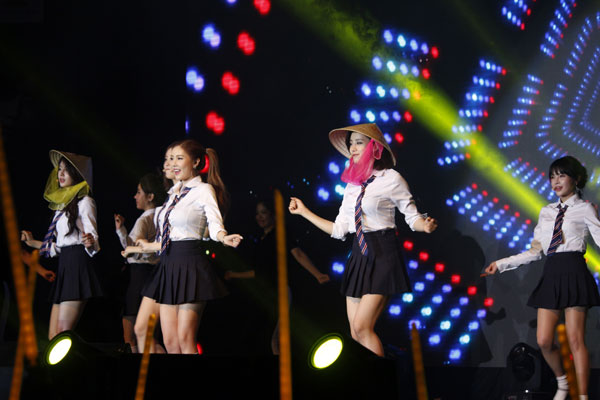 Các thành viên T-ara cực đáng yêu khi đội nón lá nhảy bài Roly Poly
