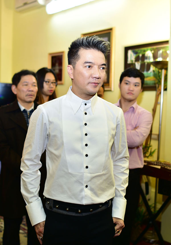 Ca sĩ Đàm Vĩnh Hưng tham dự với tư cách nhà sản xuất phim Hiệp sĩ mù