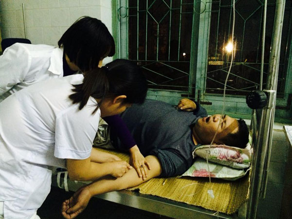 Minh béo nằm đau đớn trong đêm cấp cứu tại BV Đa khoa Bắc Kạn - Ảnh: Hồng Kiên