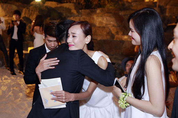 Lê Thúy khóc nấc trong đám cưới đồng tính lãng mạn của NTK Adrian Anh Tuấn 2