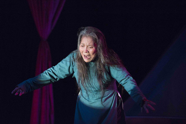 Trang Trần làm người đàn bà lả lơi với vai diễn đầu tay trên sân khấu kịch 10