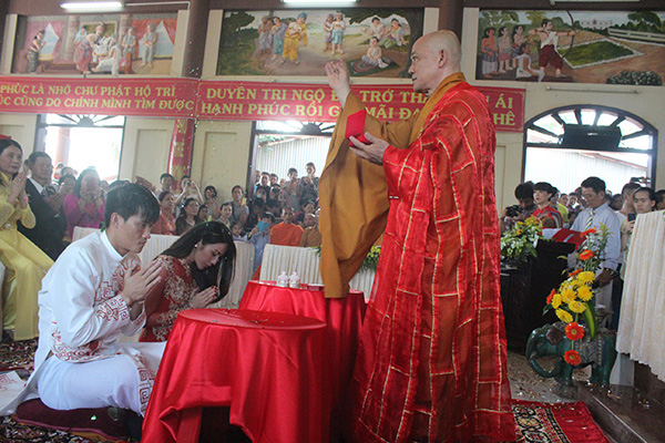 Sao Việt làm đám cưới ở chùa