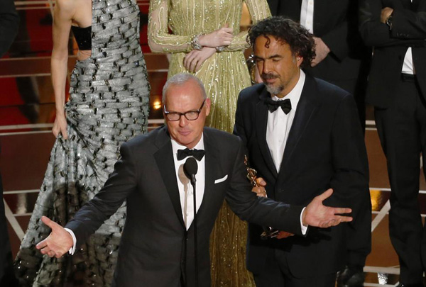 Nam diễn viên Michael Keaton (trái) và đạo diễn Alejandro Inarritu cùng đoàn làm phim Birdman vui mừng đón nhận chiến thắng Phim hay nhất trên sân khấu lễ trao giải Oscar lần thứ 87. Birdman cũng là bộ phim giành được nhiều đề cử năm nay nhất với 9 hạng mục.