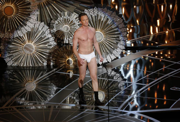 Neil Patrick Harris chỉ mặc chiếc quần lót trên sân khấu để nhại lại cảnh trong phim Birdman