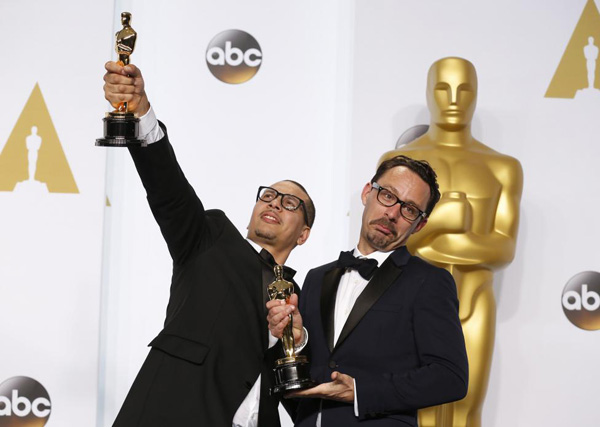Đạo diễn Mat Kirkby (trái) và James Lucas làm trò trước ống kính máy ảnh sau khi giành được tượng vàng Oscar cho Phim hành động ngắn xuất sắc nhất