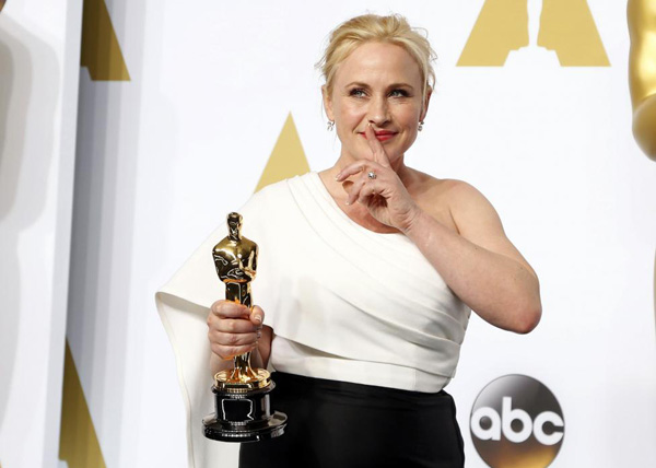 Patricia Arquette hãnh diện với tượng vàng Oscar ở hạng mục Nữ diễn viên phụ xuất sắc nhất với vai diễn trong phim The Boyhood.