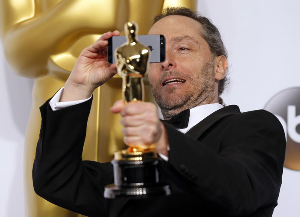 Nhà quay phim Emmanuel Lubezki chụp lại hình ảnh tượng Oscar sau khi ông giành được giải Quay phim xuất sắc nhất trong phim Birdman.