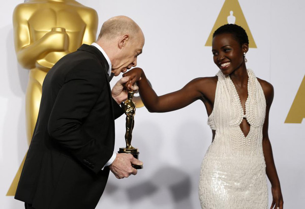 Nam diễn viên JK Simmons – người giành được giải thưởng Nam diễn viên phụ xuất sắc nhất trong phim Whiplash hãnh diện hôn tay nữ diễn viên Lupita Nyong'o ở sau cánh gà. Năm ngoái, “viên ngọc đen” Lupita Nyong'o đã ẵm về giải Nữ diễn viên phụ xuất sắc nhất trong phim 12 Years a Slave.