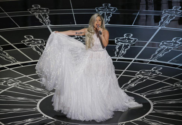 “Cô nàng quái gở” Lady Gaga biểu diễn ca khúc The Sound of Music trên sân khấu Oscar năm 2015