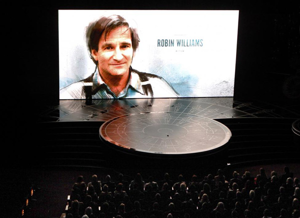 Sân khấu Oscar 2015 yên lặng trong giây phút vinh danh Nam diễn viên Robin Williams – người từng đoạt giải Oscar qua đời hôm 11.8.2014 tại nhà riêng ở Bắc California.