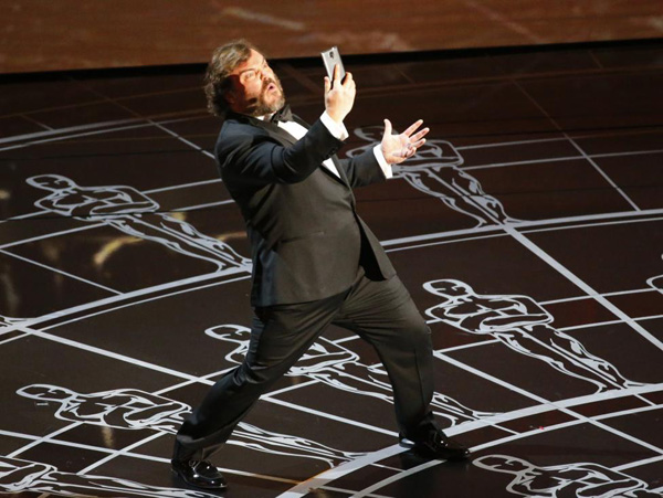 Nam diễn viên hài kiêm ca sĩ nhạc Rock nổi tiếng người Mỹ hài hước chụp ảnh tự sướng trên sân khấu lễ trao giải Oscar lần thứ 87