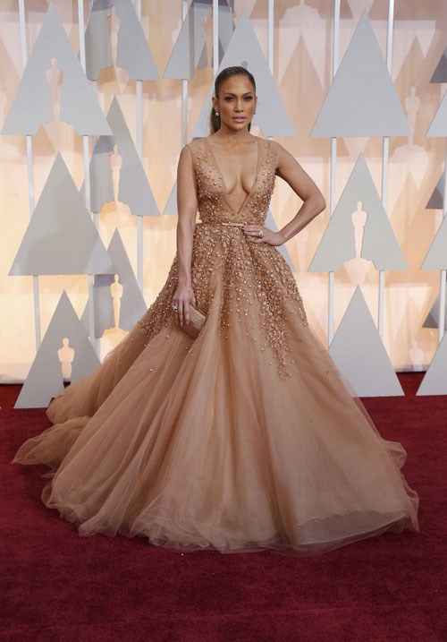 Nữ ca sĩ Jennifer Lopez trong một bộ váy của hãng Elie Saab