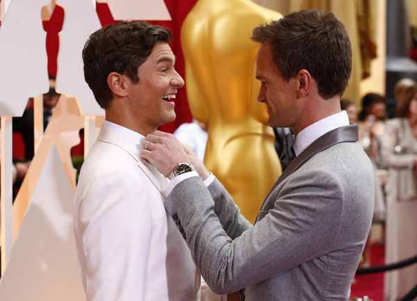 Neil Patrick Harris chỉnh áo cho chồng là David Burtka trước khi hai ở bước lên thảm đỏ Oscar 2015