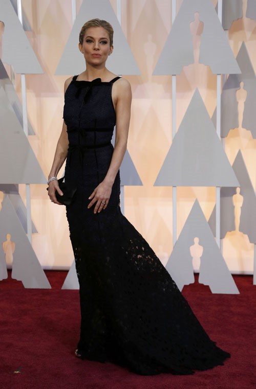 Nữ diễn viên Sienna Miller mặc váy ren đen