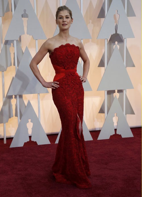 Ứng viên Nữ diễn viên chính xuất sắc nhất Rosamund Pike (phim Gone Girl) rực rỡ trong váy đỏ khoe dáng