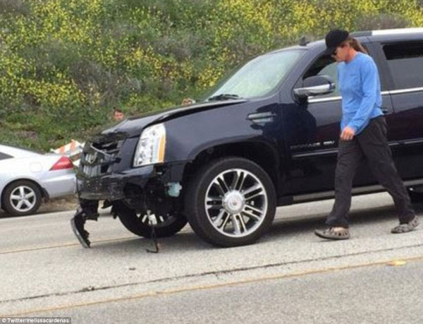 Hình ảnh bố dượng Kim Kardashian vẫn “bình an vô sự” sau vụ tai nạn được một nhân chứng tại hiện trường ghi lại - Ảnh: Twitter