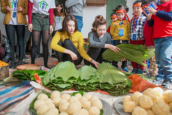 Tú Anh cùng nhiều bạn trẻ tranh thủ cuối tuần tham gia gói bánh tặng người nghèo ăn Tết