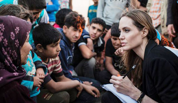 Brad Pitt và Angelina Jolie có thể đã nhận nuôi bé trai ở Syria 2