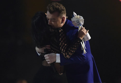 Madonna té ngã trên sân khấu Brit Awards 2015 3