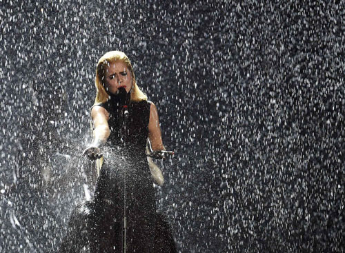Madonna té ngã trên sân khấu Brit Awards 2015 6