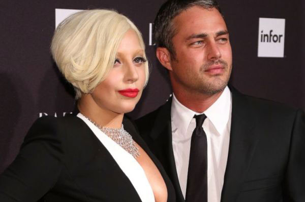 Lady Gaga khoe nhẫn đính hôn khủng  2