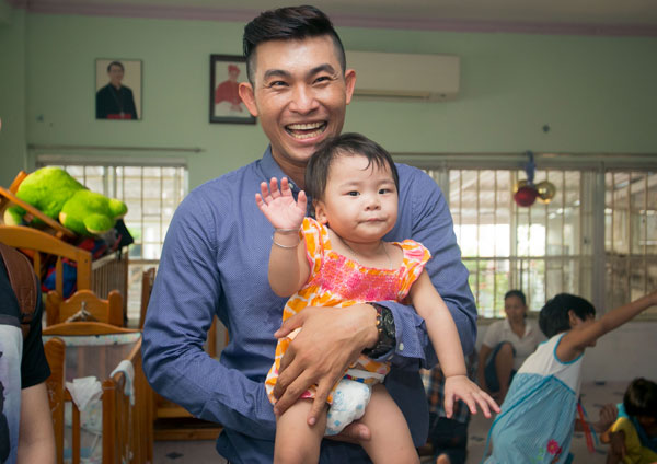 Nguyễn Hồng Ân làm họp báo ở mái ấm dành cho trẻ bị HIV/AIDS 5