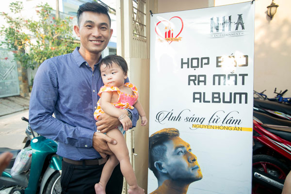 Nguyễn Hồng Ân làm họp báo ở mái ấm dành cho trẻ bị HIV/AIDS 6