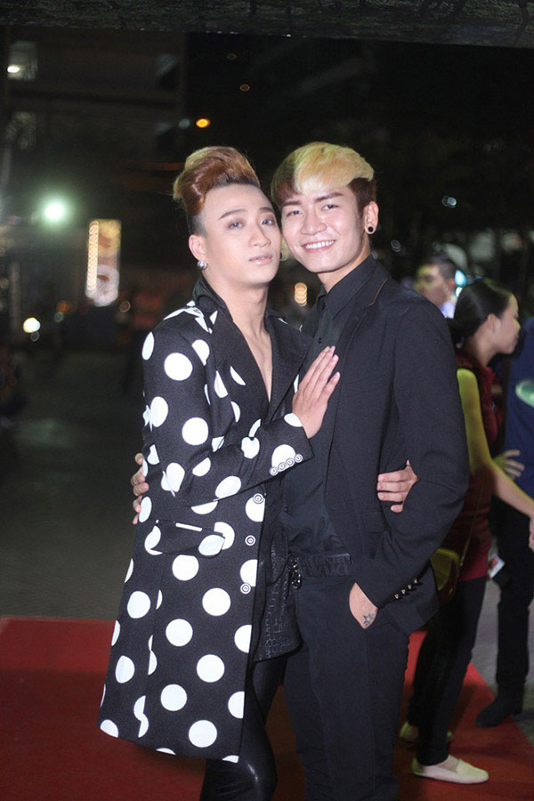 Diễn viên Lan Phương diện trang phục xuyên thấu xem phim đồng tính của Vũ Tuấn Việt 10