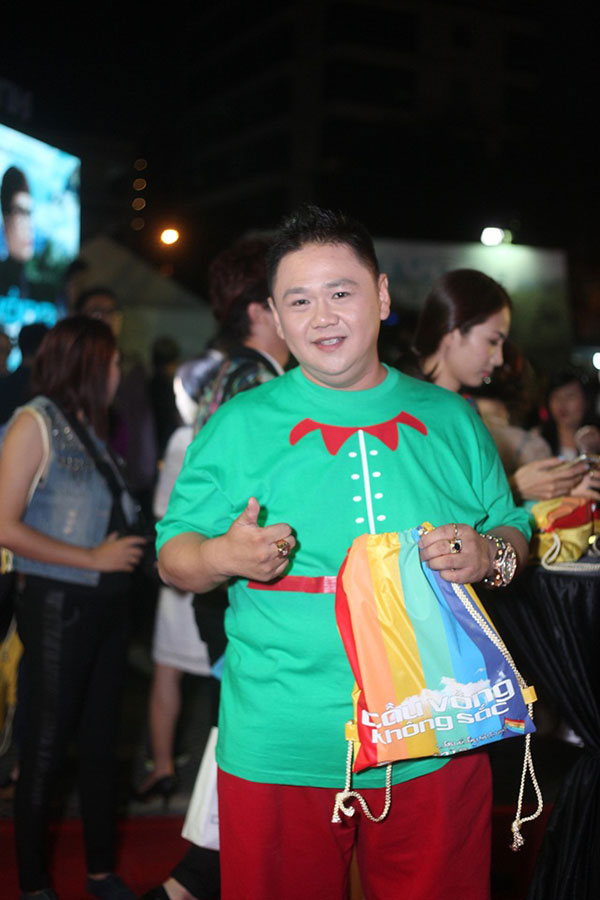 Diễn viên Lan Phương diện trang phục xuyên thấu xem phim đồng tính của Vũ Tuấn Việt 11