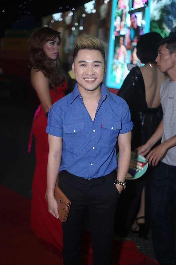 Diễn viên Lan Phương diện trang phục xuyên thấu xem phim đồng tính của Vũ Tuấn Việt 8