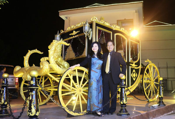 Chế Linh tình cảm bên vợ đi vãn cảnh đầu năm trước đêm diễn tại Nha Trang 8