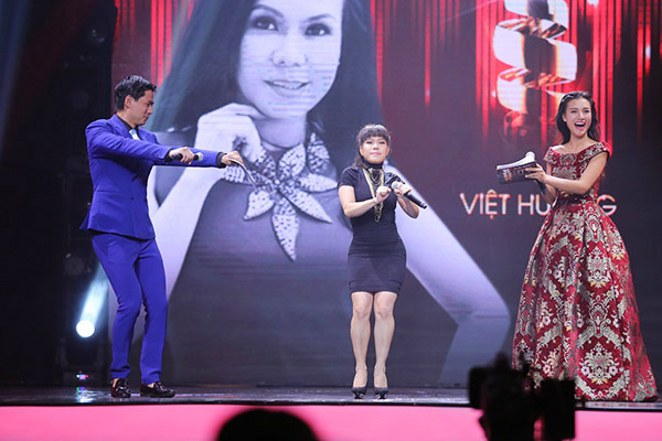 Nắm bắt nhanh những vũ điệu đang “hot”, Việt Hương trình diễn “vũ điệu cồng chiêng” đang được yêu thích