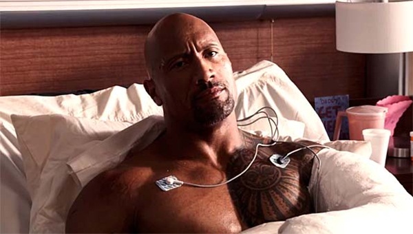 Cảnh nằm dưỡng thương tại bệnh viện trong Fast & Furious 7, Dwayne Johnson đã xem hình ảnh của chính anh trên ti vi khi đang đóng Miami Hurricanes năm 1993 - Ảnh chụp màn hình phim