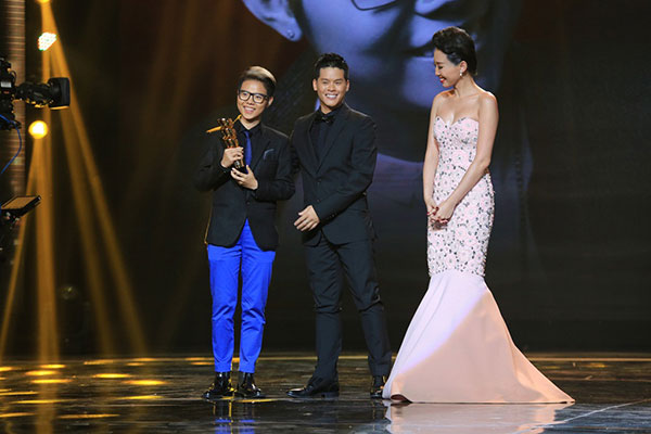 HTV Awards: Lương Thế Thành tỏ tình người yêu trên sóng trực tiếp, con trai nhận giải cùng Lê Phương