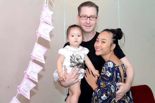 Vợ chồng Đoan Trang hạnh phúc bên con gái cưng vừa tròn 1 tuổi 1