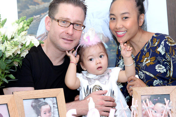 Vợ chồng Đoan Trang hạnh phúc bên con gái cưng vừa tròn 1 tuổi 2