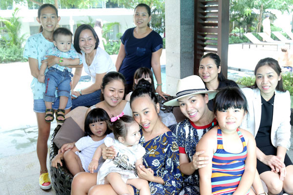 Vợ chồng Đoan Trang hạnh phúc bên con gái cưng vừa tròn 1 tuổi 6