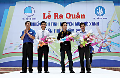 Đại diện nhãn hàng Lifebouy (thứ hai, từ trái sang) nhận hoa cảm ơn từ Ban tổ chức Mùa hè xanh