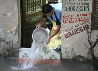 Người dân phố Khâm Thiên đắp lươn, tát nước chống ngập nhà