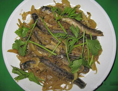 Đĩa cá kèo kho dưa cải 