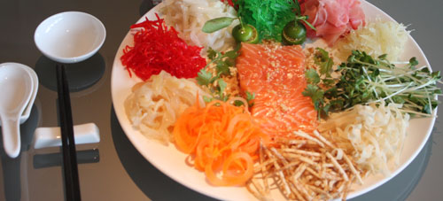 Đầu xuân, làm gỏi cá hồi Yee Sang để sung túc cả năm nào