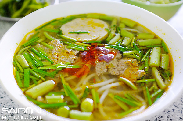 Canh bún tuyệt ngon bên đường ray xe lửa 1