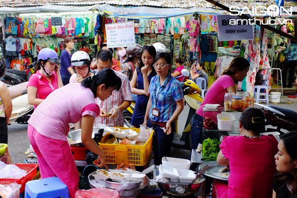 Chộn rộn ăn bánh Huế trong chợ Cũ 1