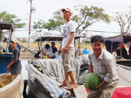 Tấp nập chợ nổi trái cây giữa Sài Gòn 3