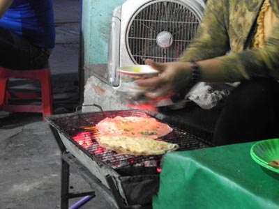 Mê mẩn bánh tráng nướng Đà Lạt ở Sài Gòn 8