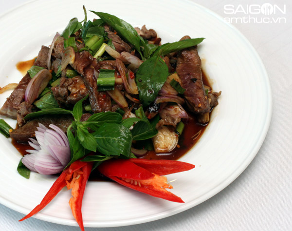 Salad bò nướng kiểu Thái