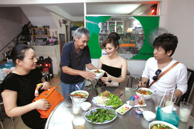 Gặp sao Việt ăn vặt ở Sài Gòn 3