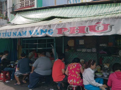 Ăn hủ tiếu Nam Vang trong chợ Miên 5