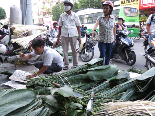 Nhộn nhịp chợ lá dong ở Sài Gòn